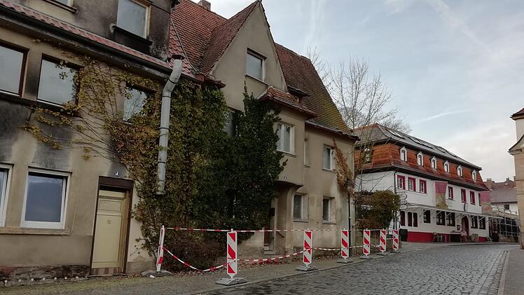 Das Haus Grünwehr 6 verfällt. Seit einigen Wochen ist aus Sicherheitsgründen der Gehsteig gesperrt. Fotos: Katrin Geyer