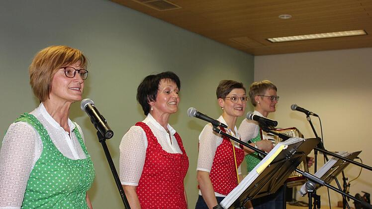 "Kaufmannsware" mit Edith Hüttner, Angelika Enders, Theresa Seiffert, Ilona Zirkelbach brachte die Stimmung zum Kochen.Birgit Will