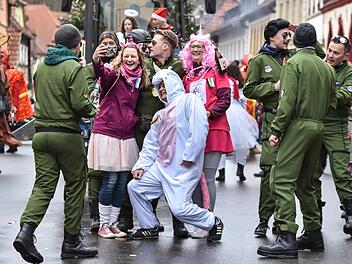 Der Eberner Gaudiwurm trotzte dem trüben Wetter und versprühte tolle Faschingsstimmung. Foto: Ryan Evans