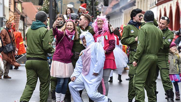 Der Eberner Gaudiwurm trotzte dem trüben Wetter und versprühte tolle Faschingsstimmung. Foto: Ryan Evans