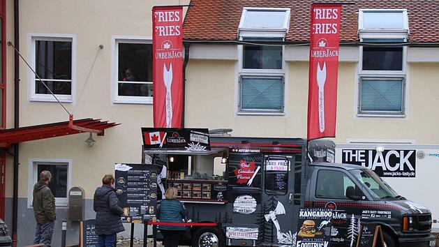 Burger mit K&auml;nguru-Fleisch bietet das Team vom Foodtruck aus Sch&ouml;nau im benachbarten Rh&ouml;n-Grabfeld an. Foto: Ulrike M&uuml;ller