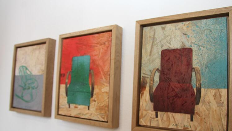 Jan Tichy hat sich auf Sessel "Babicino Kreslo" kapriziert. Die Werke sind echte Schwergewichte, weil sie auf Hartholz gemalt sind.