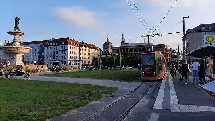 W&uuml;rzburg: Kilianifestzug f&uuml;hrt zu Schienenersatzverkehr f&uuml;r Stra&szlig;enbahn