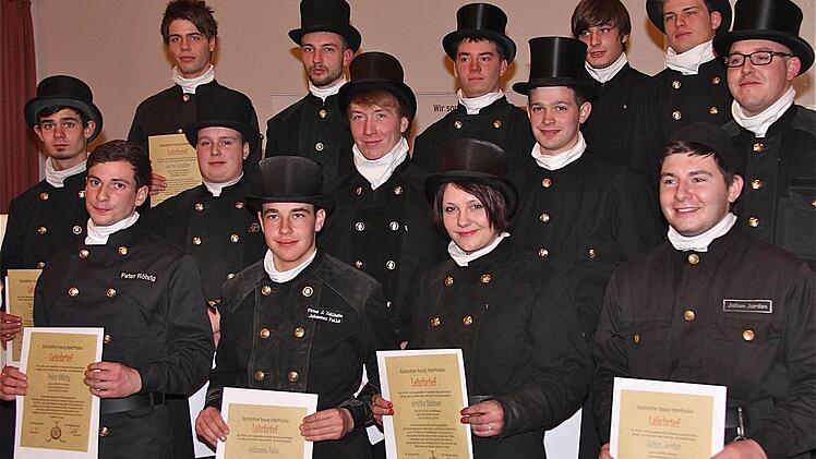 14 von 20 neuen Kaminkehrergesellen kamen, um ihren Brief entgegen zu nehmen.