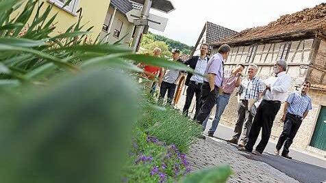 An vielen Häusern sind Blumen gepflanzt.