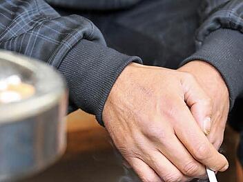 Wenn ihm nach einer Zigarette ist, geht Andi in den Hof der Wärmestube. Am großen Aschenbecher leisten ihm meistens andere Raucher Gesellschaft. Foto: Matthias Hoch