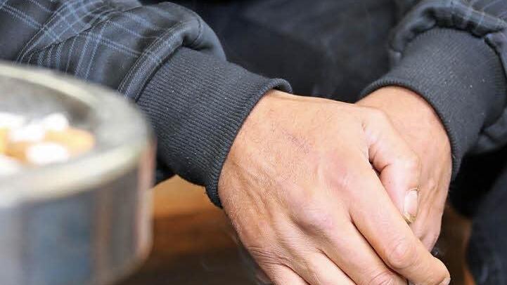 Wenn ihm nach einer Zigarette ist, geht Andi in den Hof der Wärmestube. Am großen Aschenbecher leisten ihm meistens andere Raucher Gesellschaft. Foto: Matthias Hoch