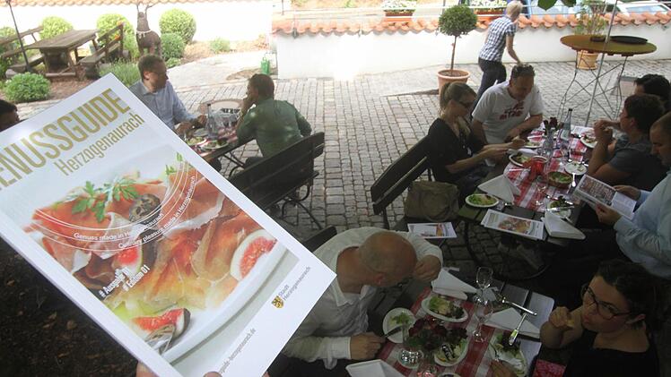 Der Guide wurde vorgestellt, nebenbei geschlemmt. Foto: Michael Busch