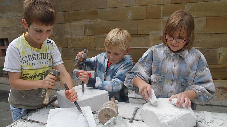 Nachwuchskünstler bei der Arbeit. Foto: Gerda Völk