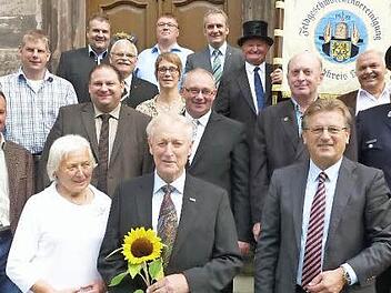 Große Gratulationscour beim ehemaligen Bauernpräsidenten Theo Zehnter (mit Blume) in Haig zu dessen 85. Geburtstag. Mit im Bild die Repräsentanten von Landwirtschaft, Feldgeschworenen, Feuerwehr sowie Bürgermeister Rainer Detsch und die Frau des Jubilars, Irmgard Zehnter.  Foto: Gerd Fleischmann