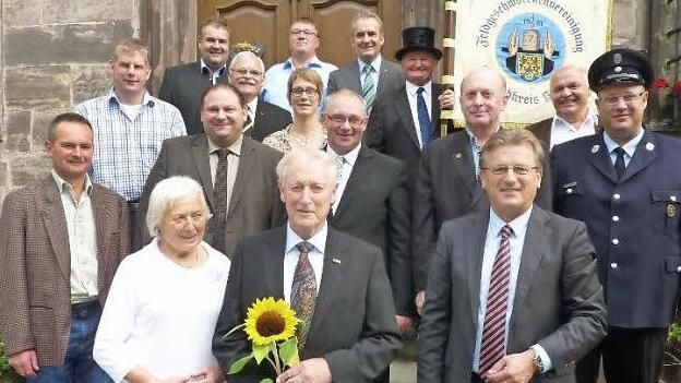 Große Gratulationscour beim ehemaligen Bauernpräsidenten Theo Zehnter (mit Blume) in Haig zu dessen 85. Geburtstag. Mit im Bild die Repräsentanten von Landwirtschaft, Feldgeschworenen, Feuerwehr sowie Bürgermeister Rainer Detsch und die Frau des Jubilars, Irmgard Zehnter.  Foto: Gerd Fleischmann