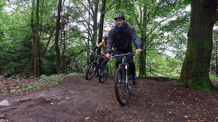 Ein kleines Abenteuer: Andreas Rohe (hinten) lotst Simon Snaschel auf anspruchsvollen Pfaden durch die Rhön. Foto: Anand Anders