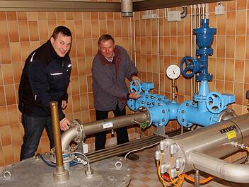 Geschäftsführer Rupert Göller (rechts) und der zukünftige Geschäftsführer Daniel Stürmer bei der Überprüfung der Brunnen und des Grundwasserstandes, mit dem sie sehr zufrieden sind. Foto: Günther Geiling