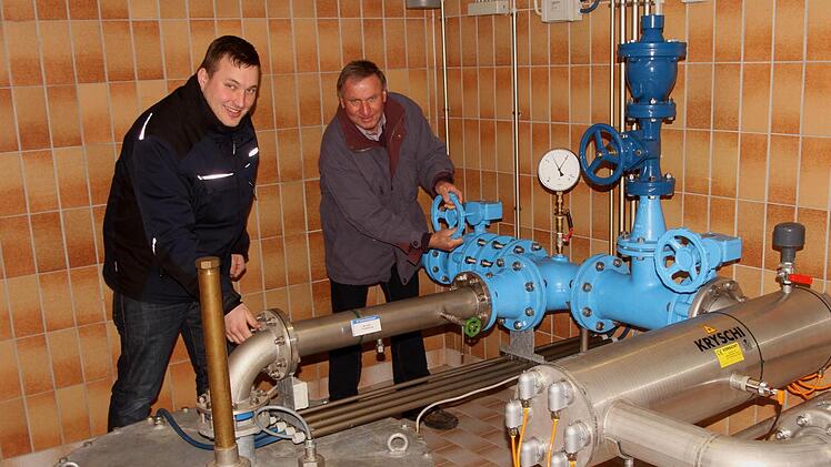 Geschäftsführer Rupert Göller (rechts) und der zukünftige Geschäftsführer Daniel Stürmer bei der Überprüfung der Brunnen und des Grundwasserstandes, mit dem sie sehr zufrieden sind. Foto: Günther Geiling