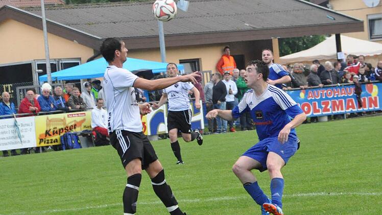 Szene vom Relegationsspiel FC Wallenfels - DJK-SV Neufang. Foto: Herbert Kalb