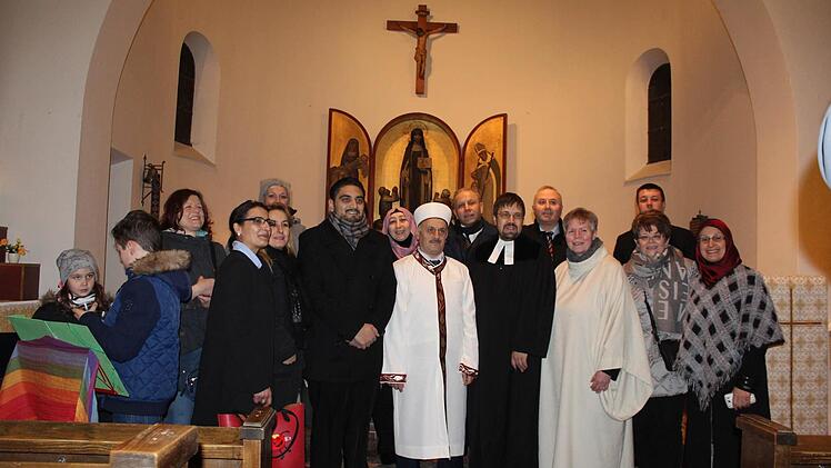 Beeindruckend pr&auml;sentierte sich der 3. Friedensweg mit allen Gl&auml;ubigen. Foto: Manja von Nida