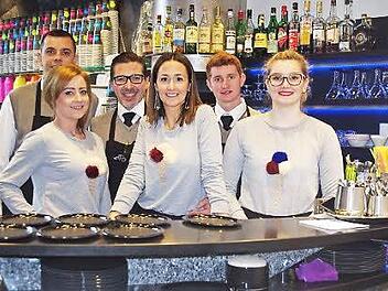 Die Top-Adresse für hausgemachtes Eis in Kronach: Familie Fontana mit ihrem Team.  Foto: Heike Schülein