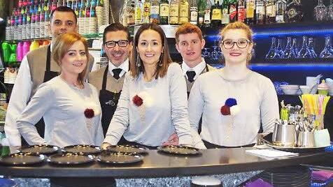 Die Top-Adresse für hausgemachtes Eis in Kronach: Familie Fontana mit ihrem Team.  Foto: Heike Schülein