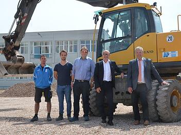 Der Bau des neuen Logistikzentrums hat bereits begonnen (von links): Vorarbeiter Sebastian Müller, Maximilian und Stefan Schultheiß vom Bauunternehmen Angermüller, Jürgen Popp und Frank Rebhan.  Foto: Rainer Lutz