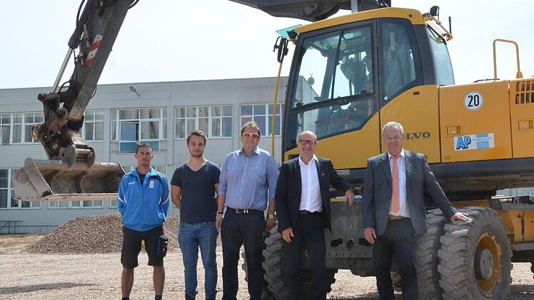 Der Bau des neuen Logistikzentrums hat bereits begonnen (von links): Vorarbeiter Sebastian Müller, Maximilian und Stefan Schultheiß vom Bauunternehmen Angermüller, Jürgen Popp und Frank Rebhan.  Foto: Rainer Lutz