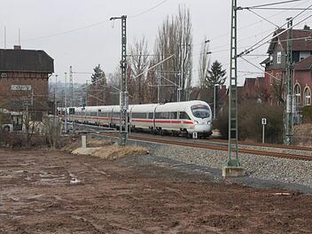 Wenn ein Zug kommt, hat er Vorfahrt in Creidlitz. Die Schrankenschließzeiten haben sich zwar verkürzt, trotzdem hätte der Bürgerverein weiterhin gern eine Unterführung. Foto: Simone Bastian