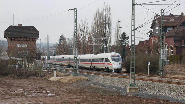 Wenn ein Zug kommt, hat er Vorfahrt in Creidlitz. Die Schrankenschließzeiten haben sich zwar verkürzt, trotzdem hätte der Bürgerverein weiterhin gern eine Unterführung. Foto: Simone Bastian