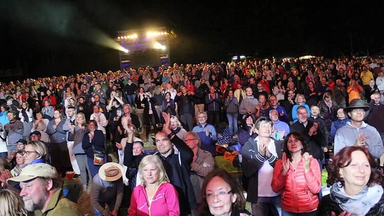 Nächtliche stehende Ovationen des Publikums für ein gelungenesFestival. Hier zu sehen vom Samstagabend.