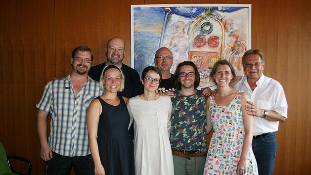 Glücklich über eine gelungene Festspielsaison (von links): Jürgen Malcher, Stefanie Masnik, Klaus Meile, Kerstin Löw, Stefan Haufe, Tom Ohnerast, Susanne Rösch und Wolfgang Beiergrößlein