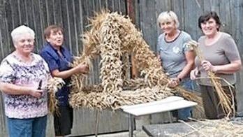 Diese vier Damen haben in Eltingshausen die Erntekrone f&uuml;r den Dankgottesdienst am 7. Oktober gebunden. Foto: Monika Schott