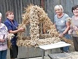 Diese vier Damen haben in Eltingshausen die Erntekrone f&uuml;r den Dankgottesdienst am 7. Oktober gebunden. Foto: Monika Schott