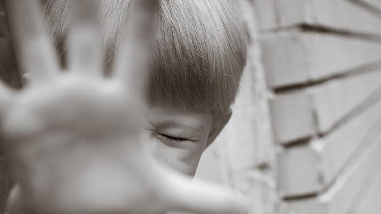 Festnahme nach sexueller Belästigung: In Nürnberg entblößte sich ein junger Mann vor Kindern auf einem Spielplatz. Symbolfoto: pixabay.com/DivvyPixel