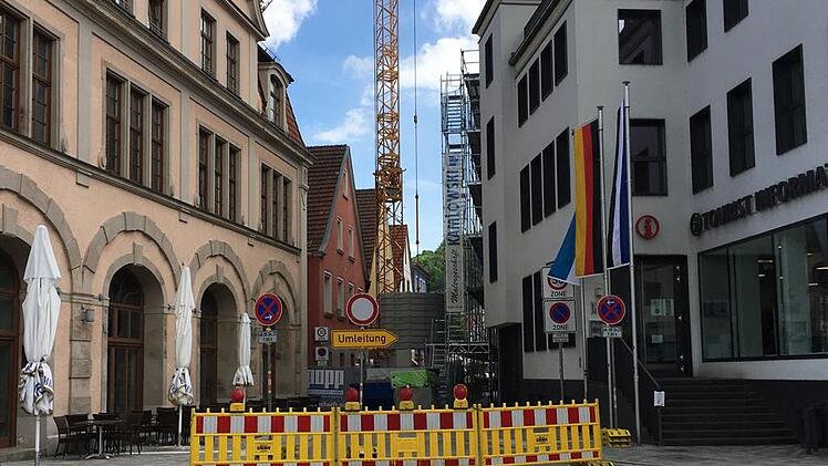 Die Buchbindergasse ist voraussichtlich bis zum 3. Juni gesperrt. Die Sperrung ist erforderlich, weil über dem Woolworth Studentenwohnungen errichtet werden.