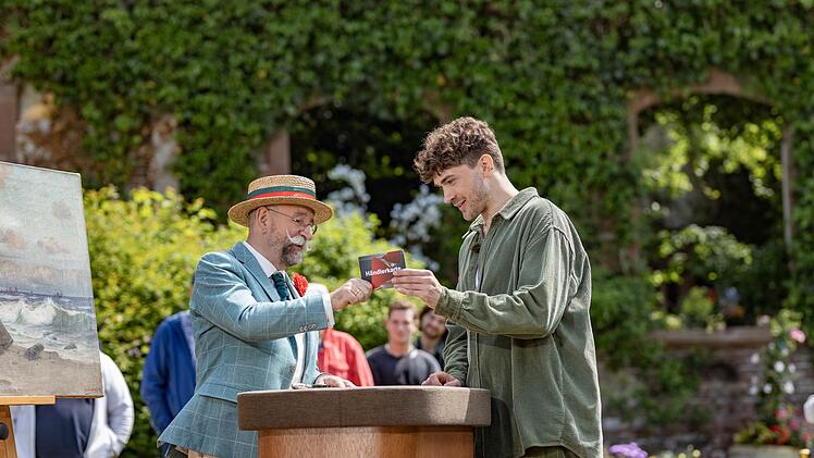 Geschickt abgeluchst: Timon Kraus nahm von Horst Lichter (links) die begehrte Händlerkarte eingegen.