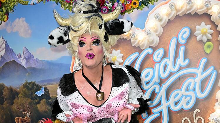 Tierisch: Olivia Jones kam als Kuh. Gemeinsam mit ihren Dragqueen-Freundinnen unterst&uuml;tzte sie Heidi bei der Moderation.