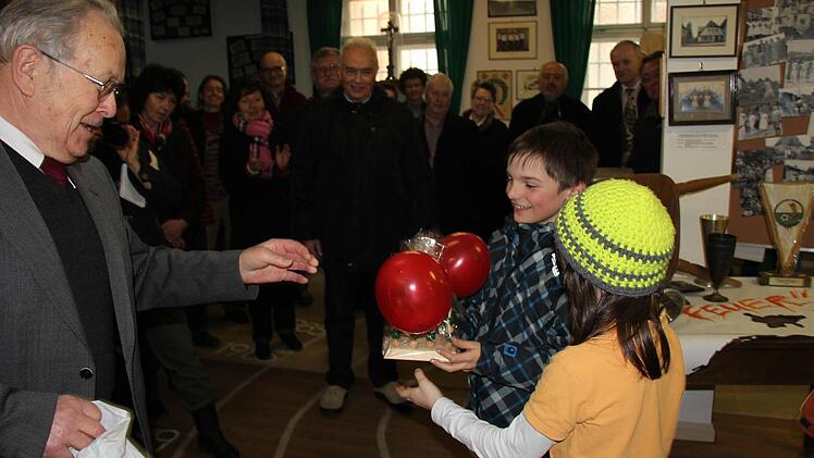 Isabell und Fabian Andritschke haben dem Vater beim Aufbau der Ausstellung flileßig geholfen.