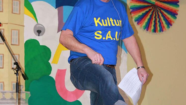 Das typisch fränkische Faschingsoutfit: T-Shirt, Jeans und Ringelsöckla, präsentiert von der KulturSAU Christian Ebert