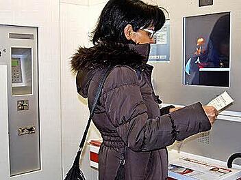 Ines Liesener aus Hildesheim holt sich im Bad Kissinger Bahnhof per Videoschaltung Auskunft bei einer DB-Mitarbeiterin. Foto: Dobschütz