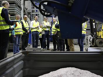 Der Umwelt- und Werkausschuss in der Loacker-Produktionshalle: In Auffangbehältern landet das Recyclingmaterial. Die Kreisräte sahen auch einen Behälter mit 1,5 Tonnen Kupfer. Der Wert des Metalls imit dieser Menge wird laut Köhler auf rund 7500 Euro geschätzt.  Fotos: Matthias Hoch