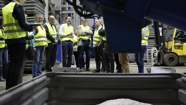 Der Umwelt- und Werkausschuss in der Loacker-Produktionshalle: In Auffangbehältern landet das Recyclingmaterial. Die Kreisräte sahen auch einen Behälter mit 1,5 Tonnen Kupfer. Der Wert des Metalls imit dieser Menge wird laut Köhler auf rund 7500 Euro geschätzt.  Fotos: Matthias Hoch
