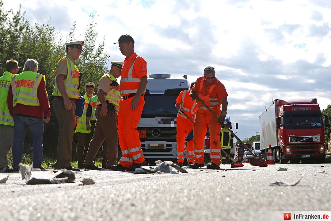 Unfall auf A73 bei Buttenheim: Lkw umgekippt