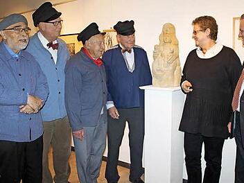 Um die Flößerei geht es bei der Ausstellung, die zu Ehren des 80. Geburtstages von Heinrich Schreiber (links) inittiert wurde. Mit im Bild: Die Kreiskulturreferentin Gisela Lang und Landrat Oswald Marr. Foto: V. Schadeck