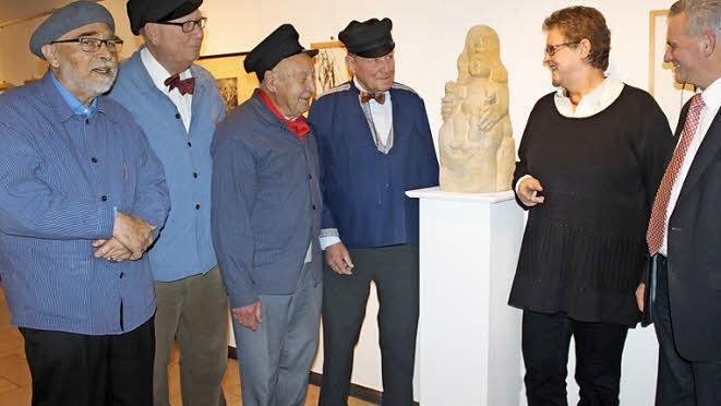 Um die Flößerei geht es bei der Ausstellung, die zu Ehren des 80. Geburtstages von Heinrich Schreiber (links) inittiert wurde. Mit im Bild: Die Kreiskulturreferentin Gisela Lang und Landrat Oswald Marr. Foto: V. Schadeck