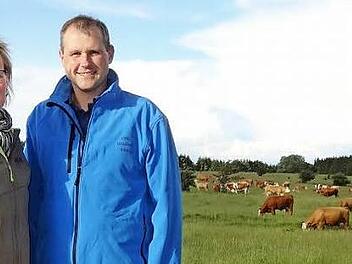 Landwirtschaft aus Leidenschaft - das trifft auf Familie Hartmann aus Weisbach voll und ganz zu. Claudia und Horst Hartmann setzen auf ein ausgefeiltes Beweidungskonzept auf der Weisbacher Jungviehweide, um der drohenden Brache entgegen zu wirken.  Foto: Marion Eckert