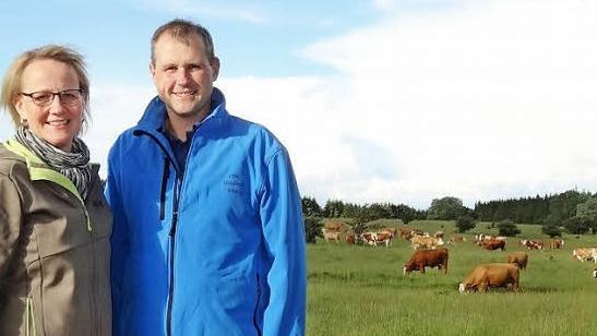 Landwirtschaft aus Leidenschaft - das trifft auf Familie Hartmann aus Weisbach voll und ganz zu. Claudia und Horst Hartmann setzen auf ein ausgefeiltes Beweidungskonzept auf der Weisbacher Jungviehweide, um der drohenden Brache entgegen zu wirken.  Foto: Marion Eckert