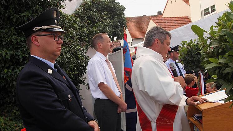 Bei den Ansprachen (vorne von rechts) Diakon Joachim Stapf, Bürgermeister Michael Ziegler und Kommandant Thoms Neeb - Letzterer erhielt gleichzeitig Glückwünsche zur Ernennung als Kreisbrandmeister.