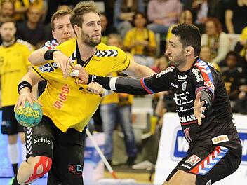 Die Protagonisten bei der Arbeit. Nikolai Link (hinten), der mit Abstand beste Gästespieler, versucht zusammen mit Isaias Guardiola (rechts), seinen künftigen Teamkollegen Nico Büdel zu stoppen. Fotos: Timo Geldner