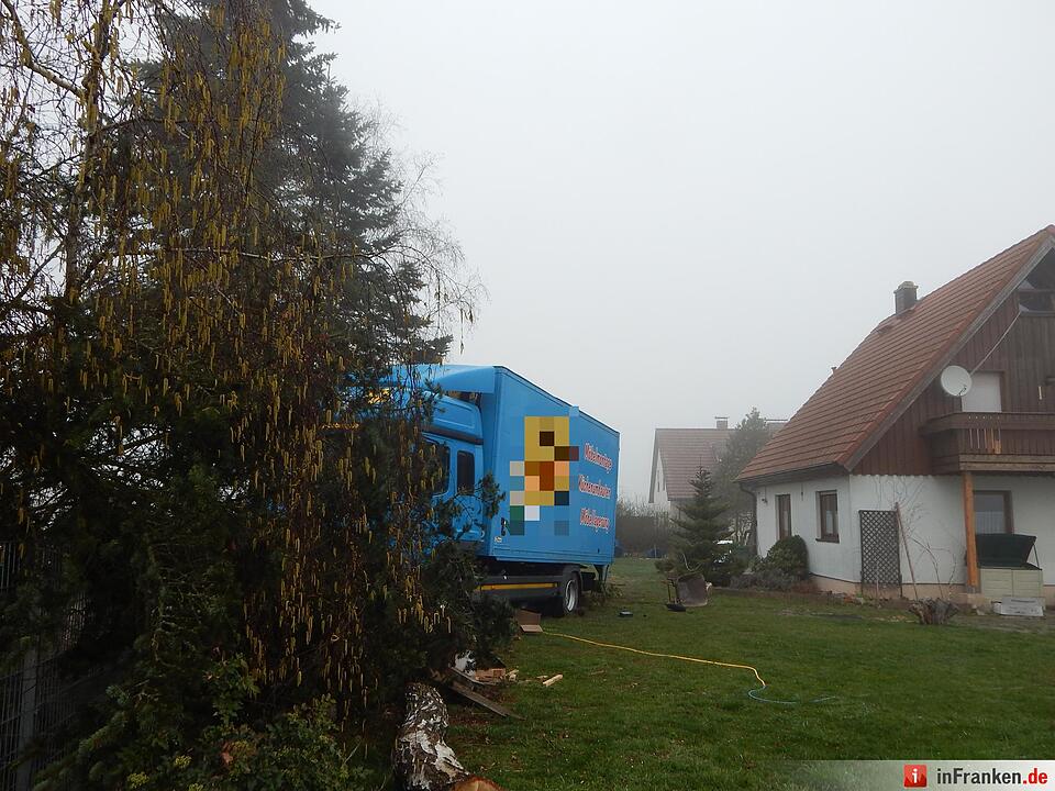 Lkw fährt bei Neudrossenfeld in Vorgarten