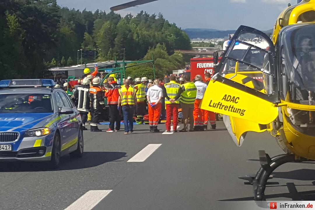 A9: Kleintransporter prallt gegen Heck eines Lkws – drei Menschen schwer verletzt