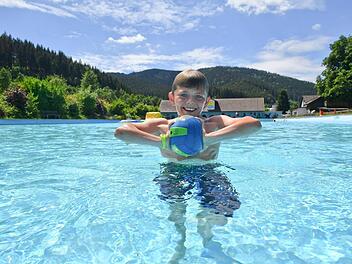 Oskar liebt es, im Wallenfelser Freibad zu planschen. Stehen dort außerplanmäßig große Reparaturen an,  muss die Kommune den Finanzierungs-Ball ans Land weitergeben und auf Förderung hoffen. So geht es vielen Gemeinden in Franken. Foto: Ronald Rinklef