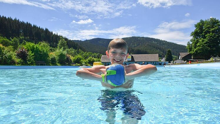 Oskar liebt es, im Wallenfelser Freibad zu planschen. Stehen dort außerplanmäßig große Reparaturen an,  muss die Kommune den Finanzierungs-Ball ans Land weitergeben und auf Förderung hoffen. So geht es vielen Gemeinden in Franken. Foto: Ronald Rinklef